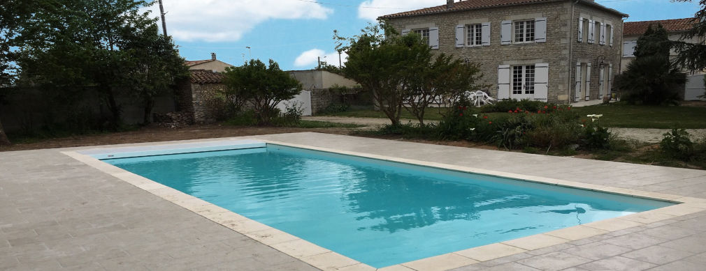 Entretien rénovation de piscines La Tremblade, Charente Maritime | Les Piscines Deletang.