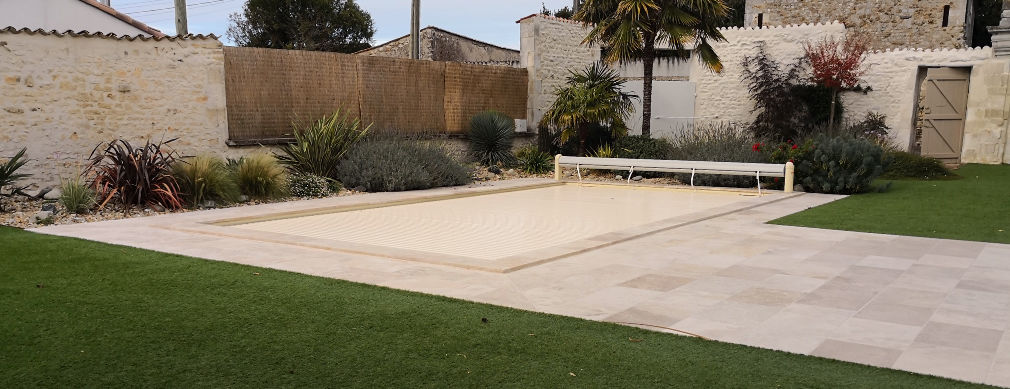 Entretien rénovation de piscines La Tremblade, Charente Maritime | Les Piscines Deletang.