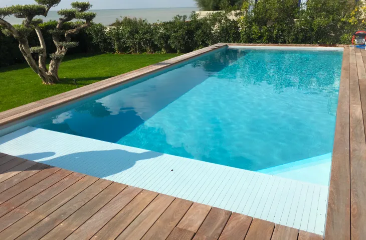Entretien rénovation de piscines La Tremblade, Charente Maritime | Les Piscines Deletang.