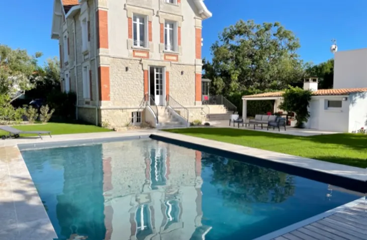 Entretien rénovation de piscines La Tremblade, Charente Maritime | Les Piscines Deletang.