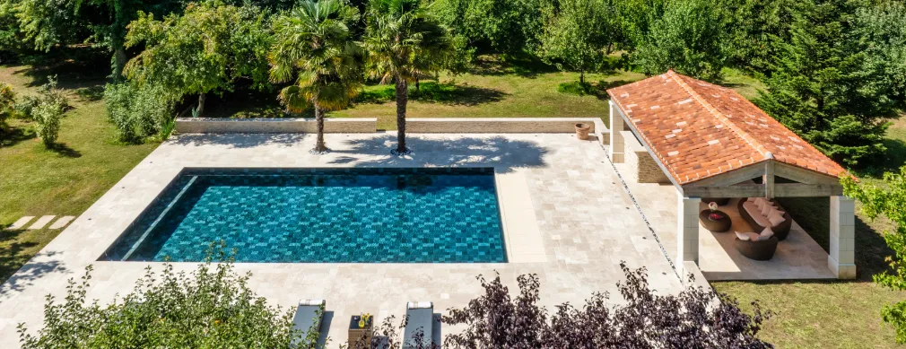 Entretien rénovation de piscines La Tremblade, Charente Maritime | Les Piscines Deletang.