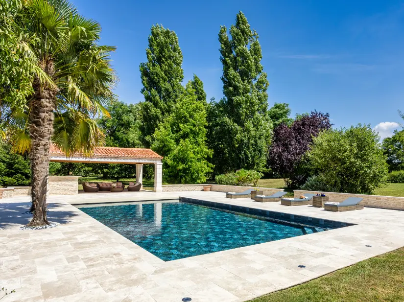Entretien rénovation de piscines La Tremblade, Charente Maritime | Les Piscines Deletang.