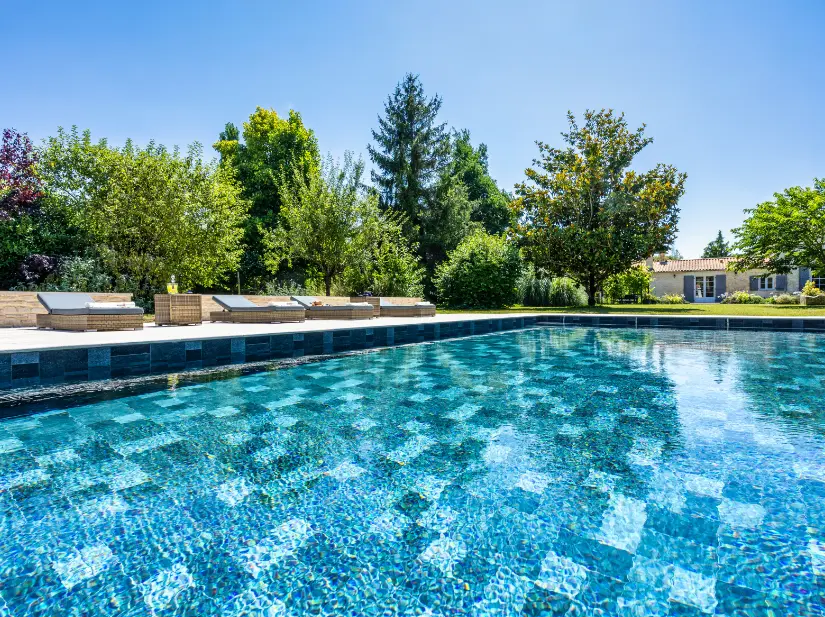 Entretien rénovation de piscines La Tremblade, Charente Maritime | Les Piscines Deletang.