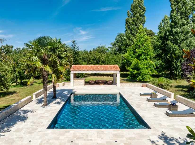 Entretien rénovation de piscines La Tremblade, Charente Maritime | Les Piscines Deletang.