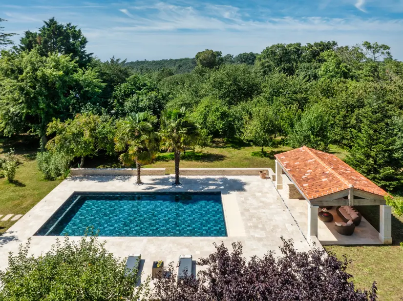 Entretien rénovation de piscines La Tremblade, Charente Maritime | Les Piscines Deletang.